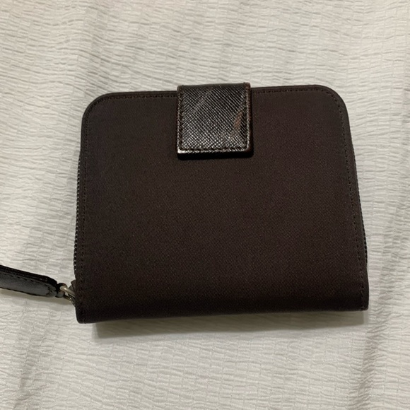 Authentic Prada wallet in GUC - Picture 2 of 9